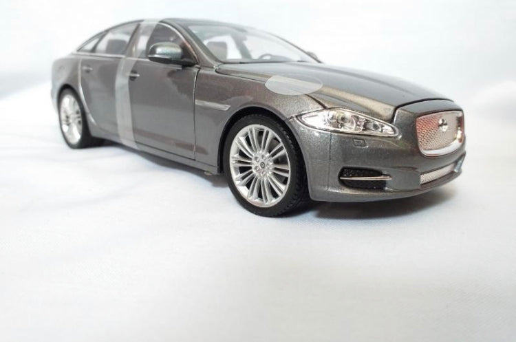 CARRO COLECIONÁVEL 2010 JAGUAR XJ ESCALA 1:24