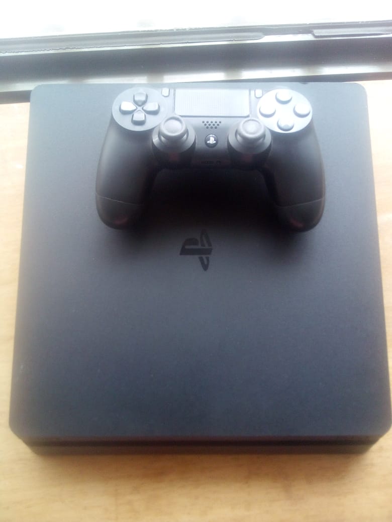 CONSOLA PLAYSTATION 4 SLIM 500GB 1 Comando - SEMINOVO