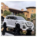 CARRO COLECIONÁVEL NISSAN PATROL BRANCO ESCALA 1:24