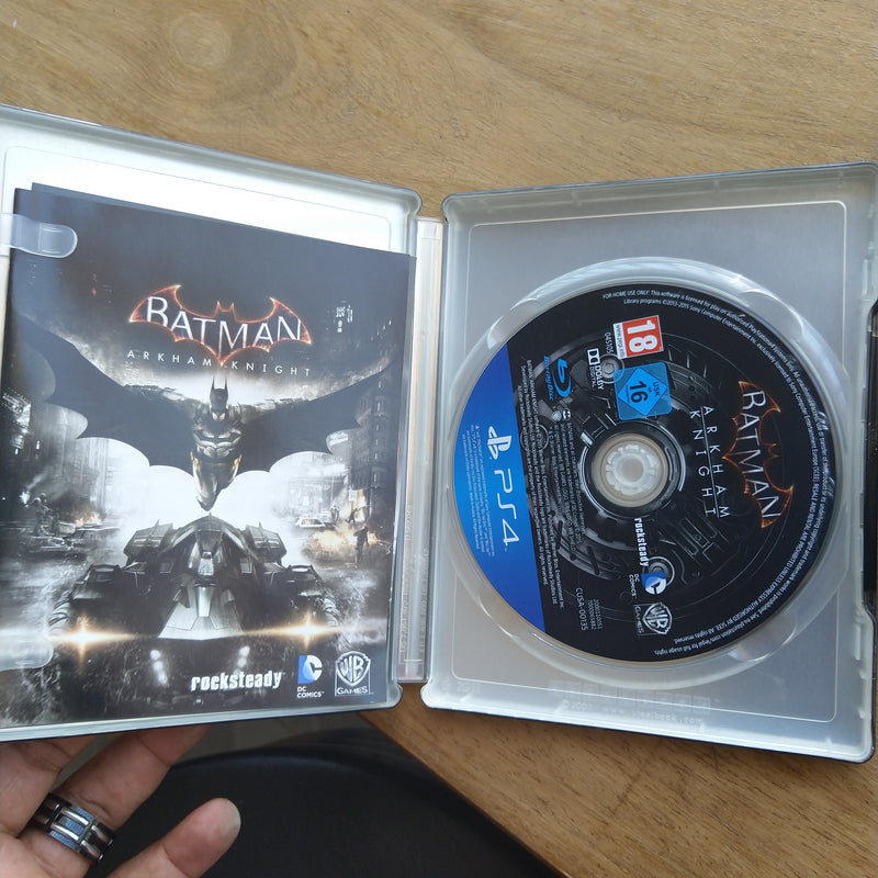 BATMAN ARKHAM KNIGHT Special Edition Steelbook - SEMINOVO - PS4